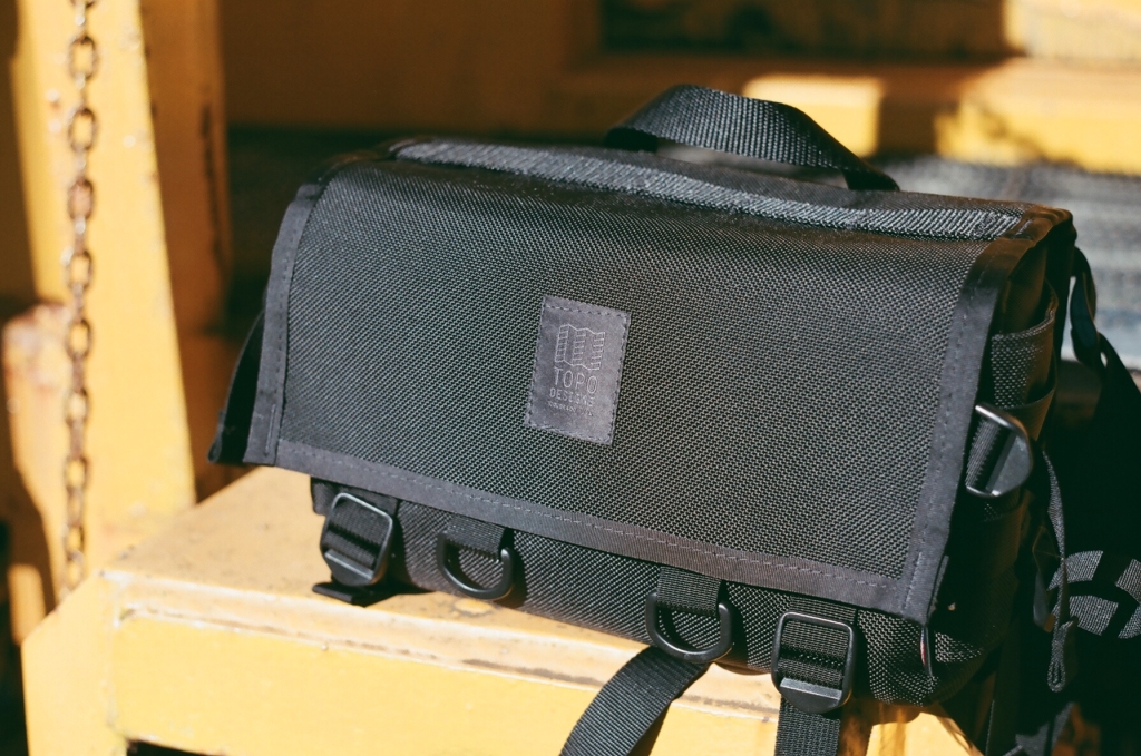 Topo logo close train
