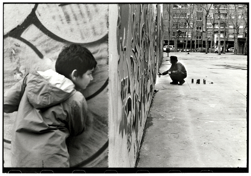 Ed Templeton : Boy watches Graffiti Barcelona